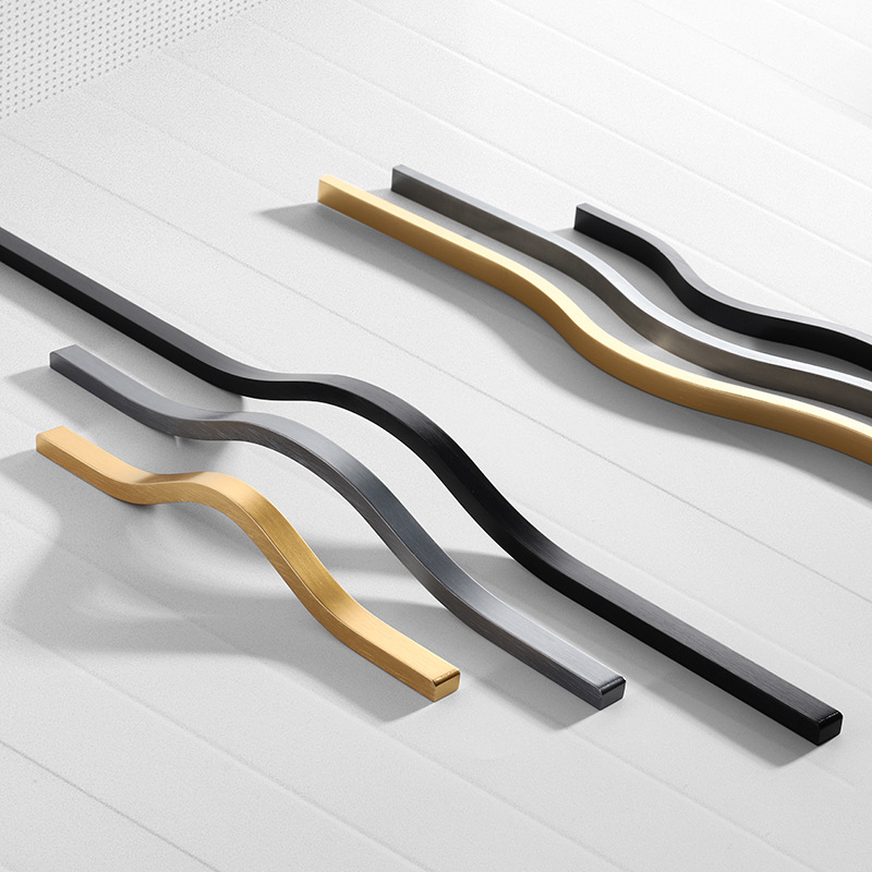 Curved Spring Bar - Maniglie per mobili in oro spazzolato